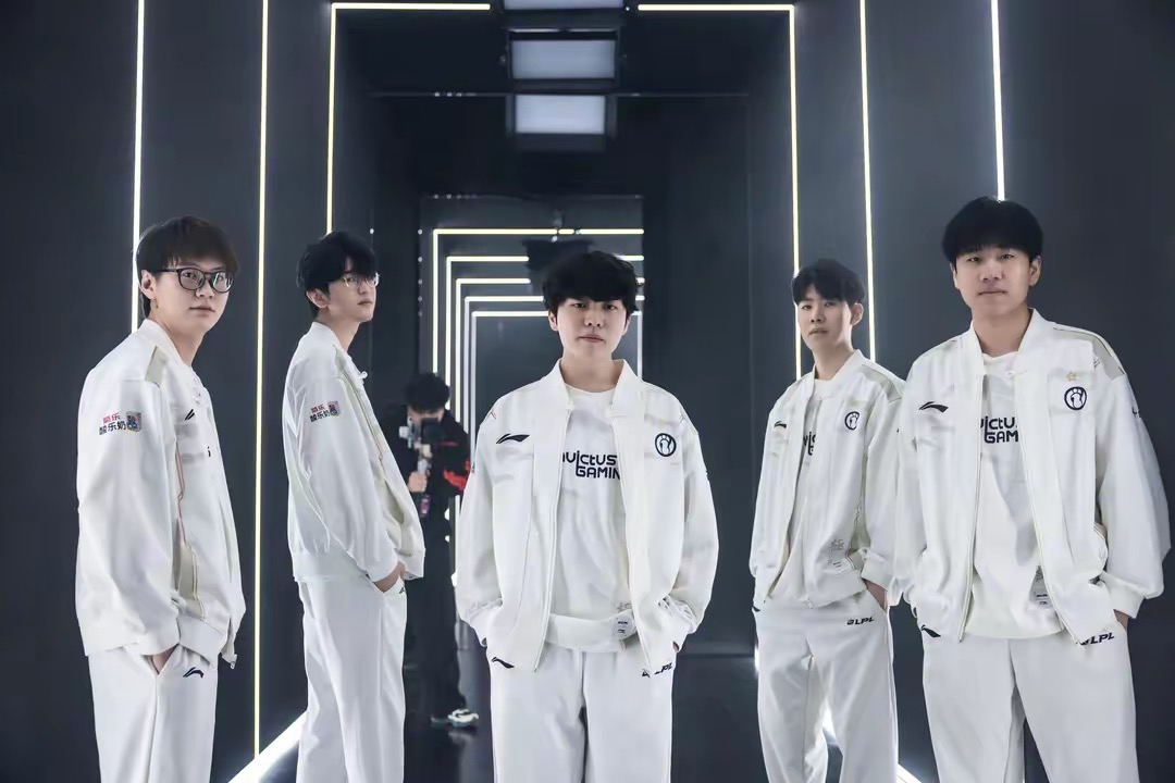 示出了与众 示出了与众